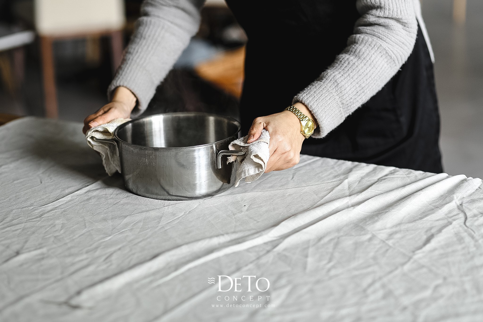 Đi shoot quên mang bàn là đành có gì xài nấy vậy :))