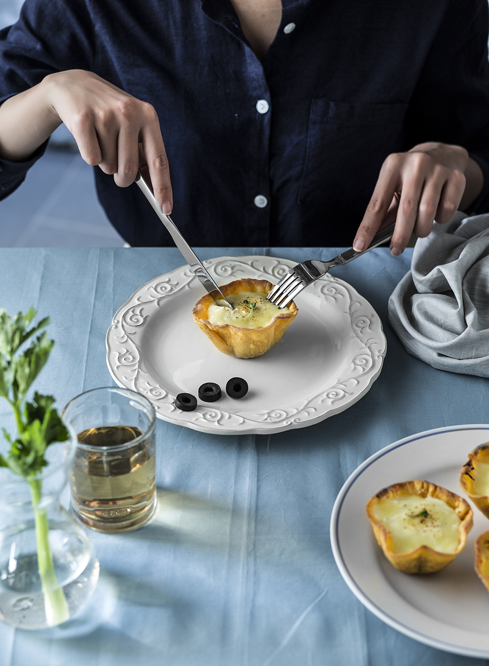 Ba cái cục đen đen là gì vậy chế? Thì chiều khách đó mà!