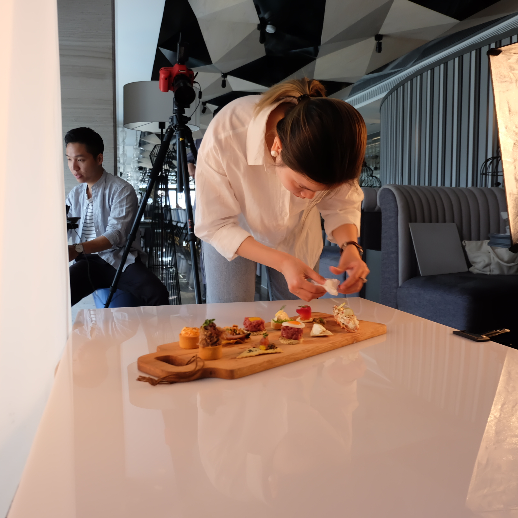 Nhóm gần nhất là food photographer ngồi ngay cạnh kìa.