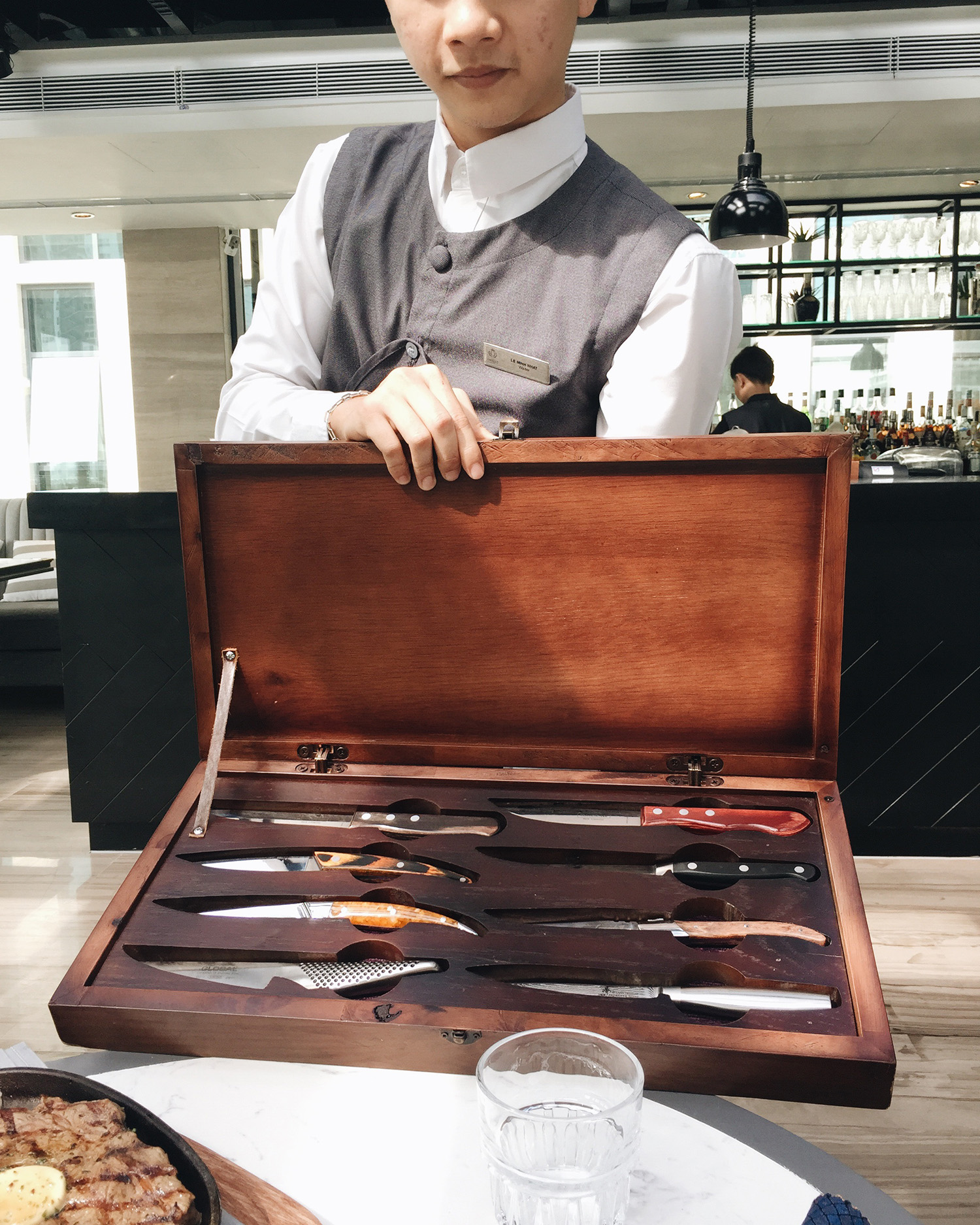 Bộ dao 8 món tới từ 8 nước trên thế giới sẽ được phục vụ tuỳ theo sở thích của thực khách khi order sườn cừu hoặc beef steak.